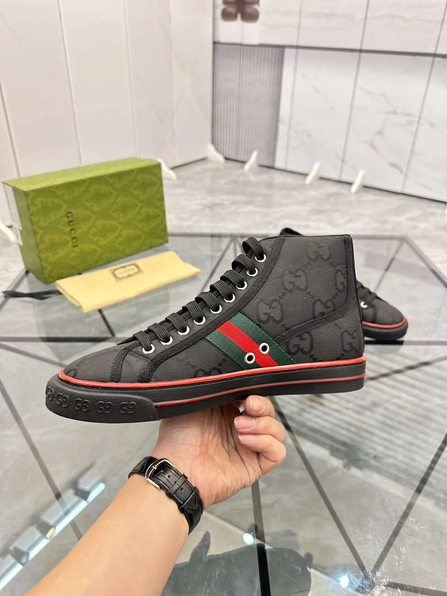 Men's shoes: 💰P420¥ Product trademark: Gucci* "Gucci*" high-top casual shoes Regular size: 38-44 (can be customized to 45.46.) Product materials: Original material from the upper counter, breathable lining, original outsole. Number: 661